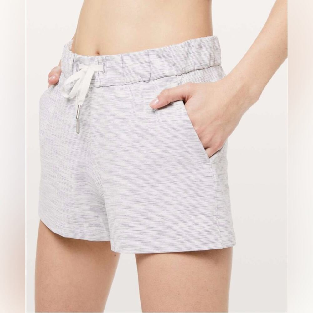 Lululemon On The Fly Shorts 2.5" Womens 4 in Wee Are From Space W7AT0S